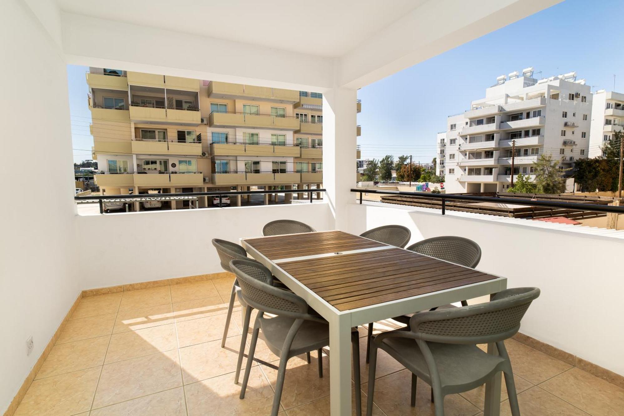 Olivia Mackenzie 2 Bedroom Flat With Pool Lárnaca Exterior foto